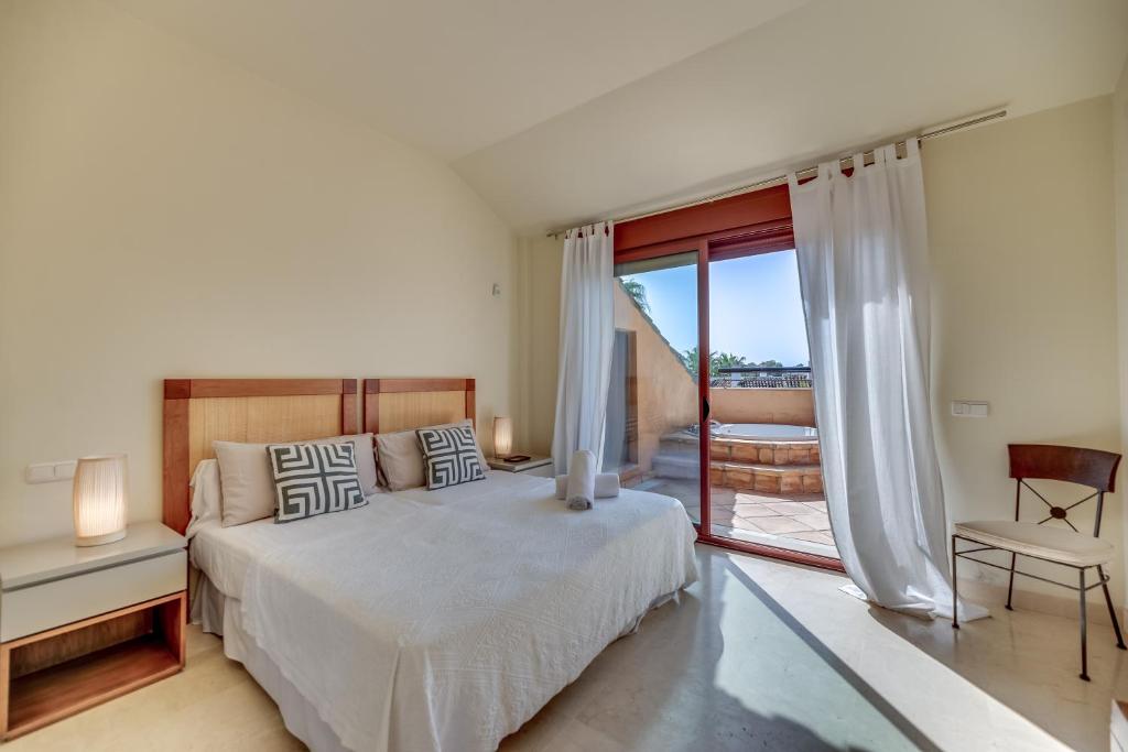 Posteľ alebo postele v izbe v ubytovaní VACATION MARBELLA I Duplex con encanto Bahía, 280m2 Duplex Penthouse, Luxury Complex, A minute from the beach, 24-7 security, Best Beach in town