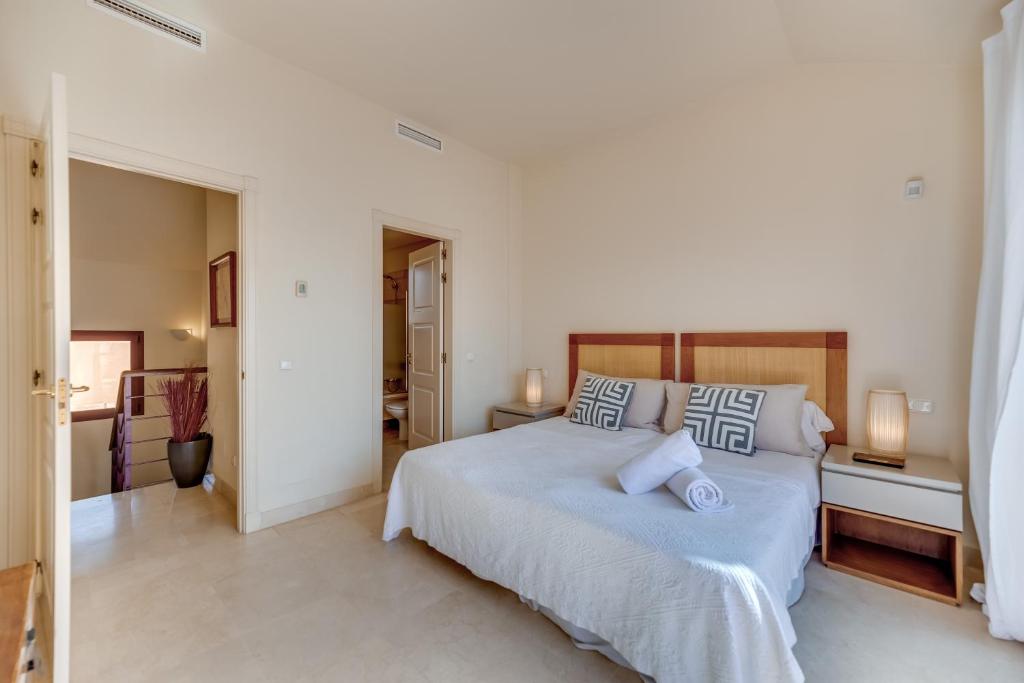 Posteľ alebo postele v izbe v ubytovaní VACATION MARBELLA I Duplex con encanto Bahía, 280m2 Duplex Penthouse, Luxury Complex, A minute from the beach, 24-7 security, Best Beach in town