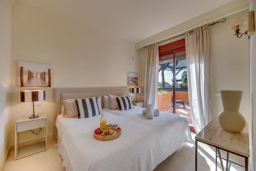 Posteľ alebo postele v izbe v ubytovaní VACATION MARBELLA I Duplex con encanto Bahía, 280m2 Duplex Penthouse, Luxury Complex, A minute from the beach, 24-7 security, Best Beach in town