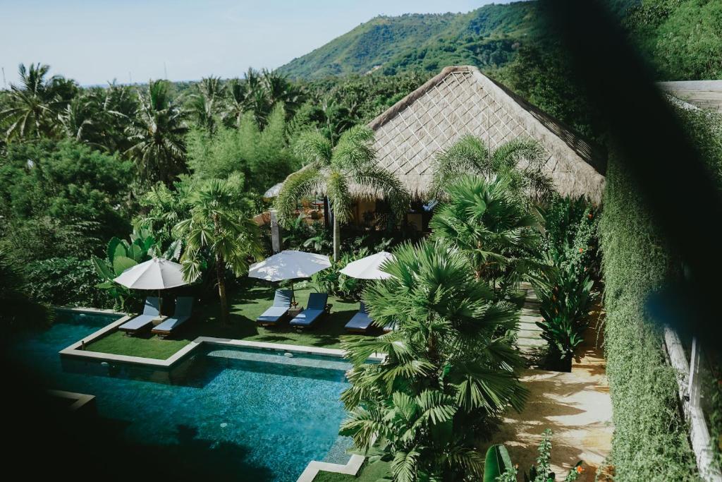 - une vue aérienne sur un complexe avec une piscine dans l'établissement PORTER HOTEL - Surf & Yoga Retreat, à Kuta Lombok