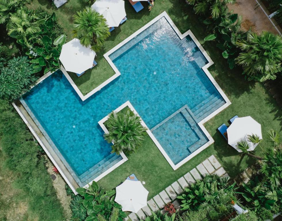 Piscina a PORTER HOTEL - Surf & Yoga Retreat o a prop
