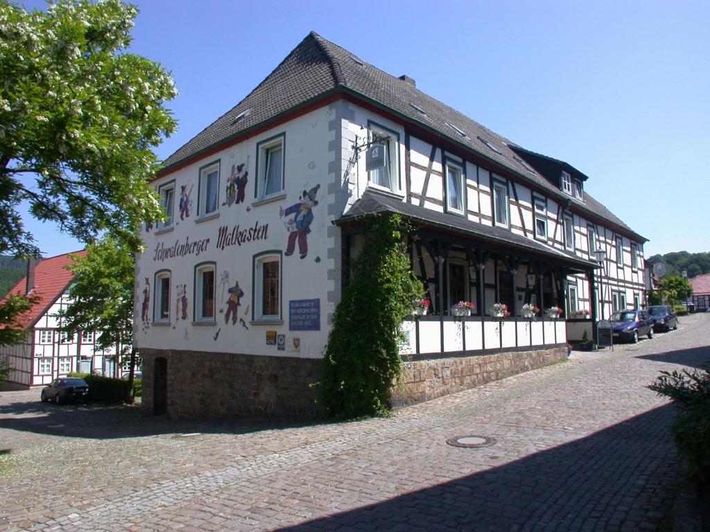 ein Gebäude an der Straßenseite in der Unterkunft Hotel Schwalenberger Malkasten in Schieder-Schwalenberg