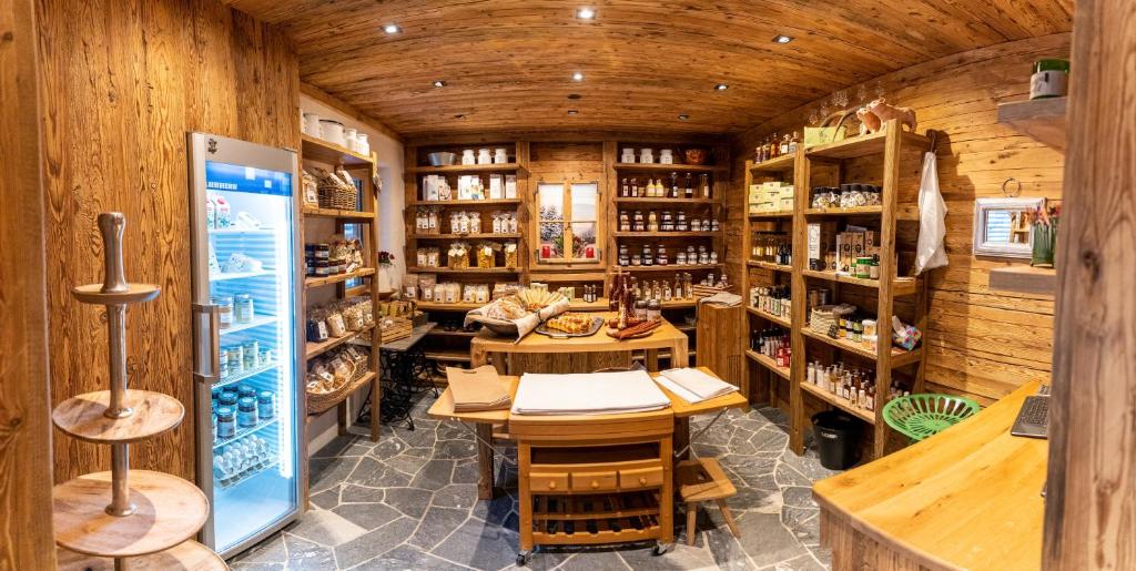 Reštaurácia alebo iné gastronomické zariadenie v ubytovaní Madlhof