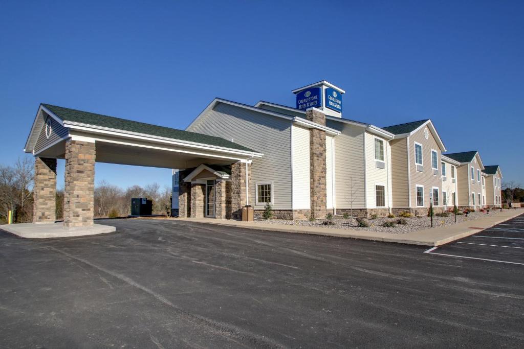 un gran edificio con un estacionamiento delante de él en Cobblestone Hotel & Suites - Charlestown, en Charlestown