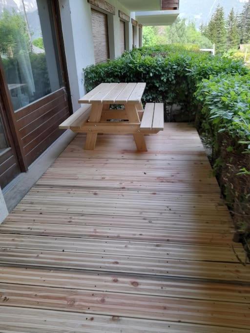 un banc de pique-nique assis sur une passerelle en bois dans l&#39;établissement Le cocon du Bettex 1400 - Cozy Apt near Mont Blanc, à Saint-Gervais-les-Bains