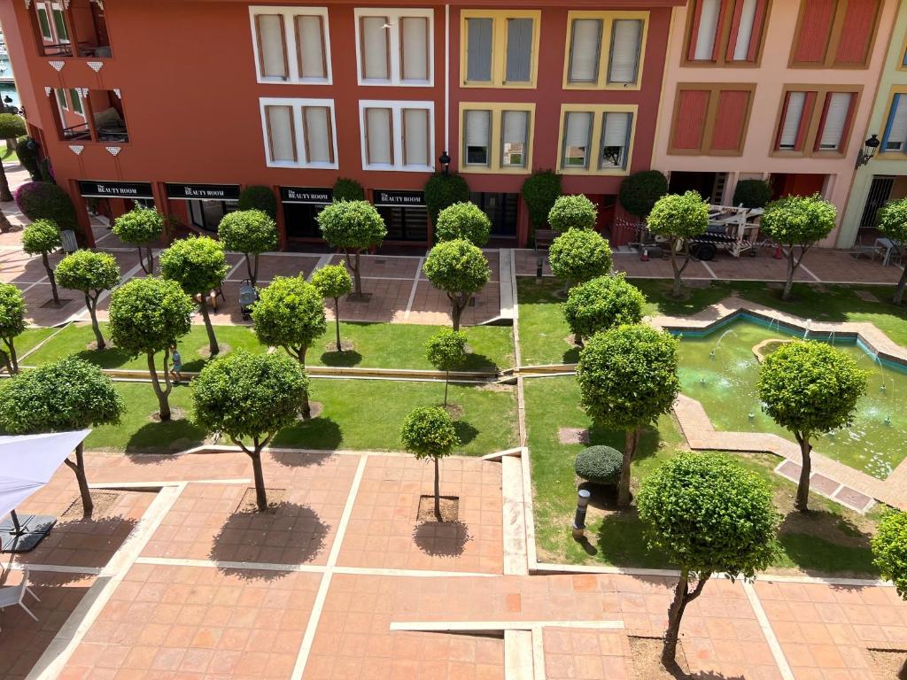 Ogród w obiekcie Apartamento Puerto Sotogrande Marina