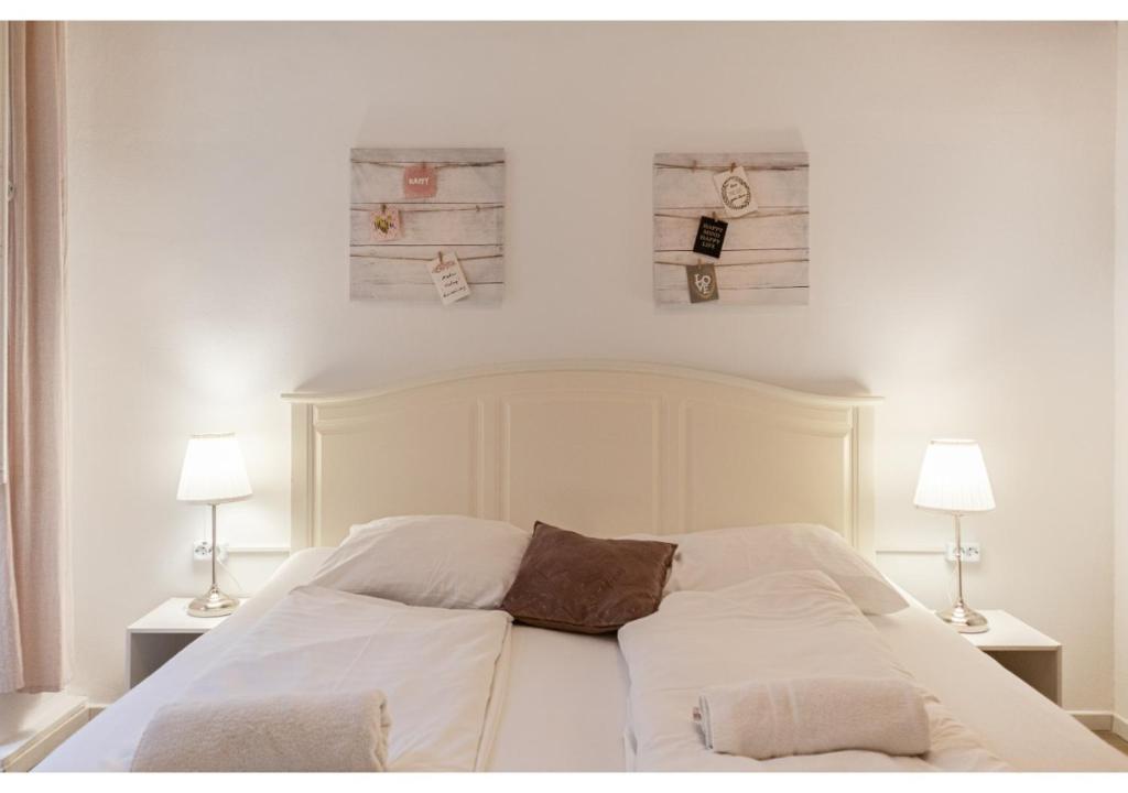 Postel nebo postele na pokoji v ubytování Stylish Apt - Ideal for Longstays near Matzleinsdorferplatz