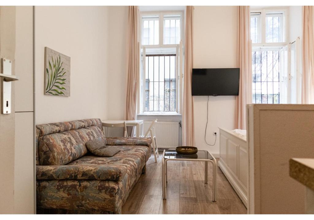 TV a/nebo společenská místnost v ubytování Stylish Apt - Ideal for Longstays near Matzleinsdorferplatz