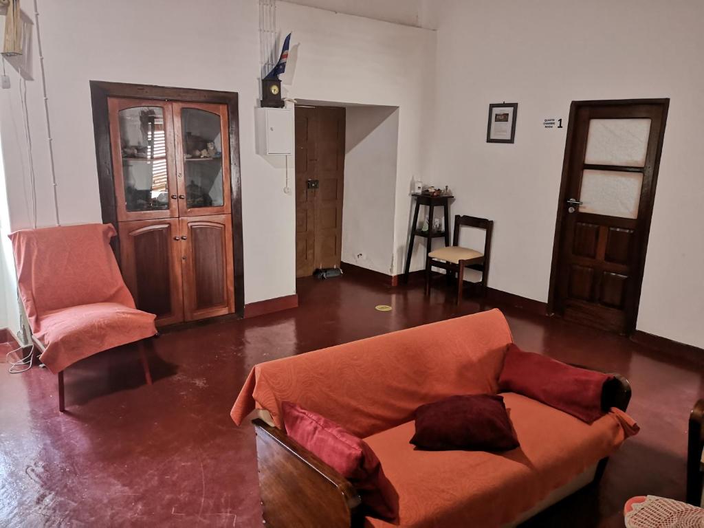 a living room with a couch and two chairs at Kaza Ladera in Seladinha