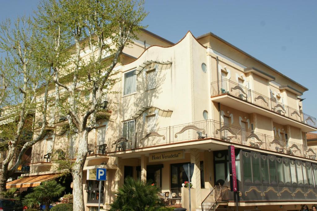ein Gebäude mit einem Balkon auf der Seite in der Unterkunft Hotel Verudella in Rimini