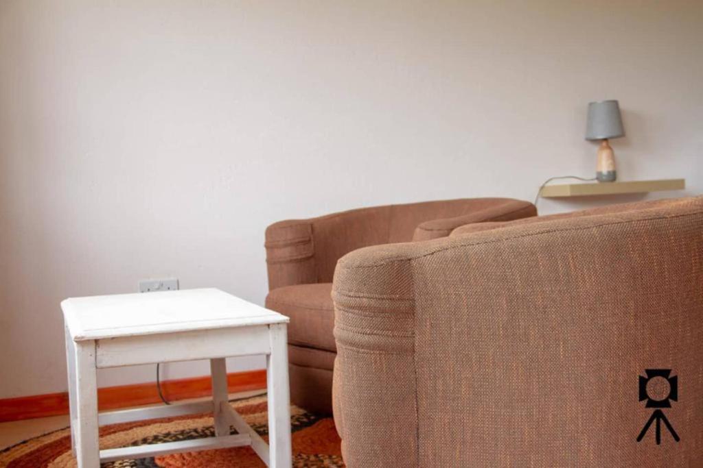 sala de estar con sofá y mesa en Nyanga Home in Private Village 2033, en Nyanga