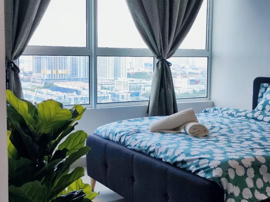 - une chambre avec un lit et une serviette dans l'établissement Balinese Seaview Trevor Amber Suite, à Malacca