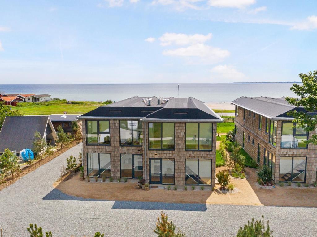 an aerial view of a house with the ocean in the background at Luksus ferielejlighed med 3 soverum ved stranden i Kerteminde in Kerteminde