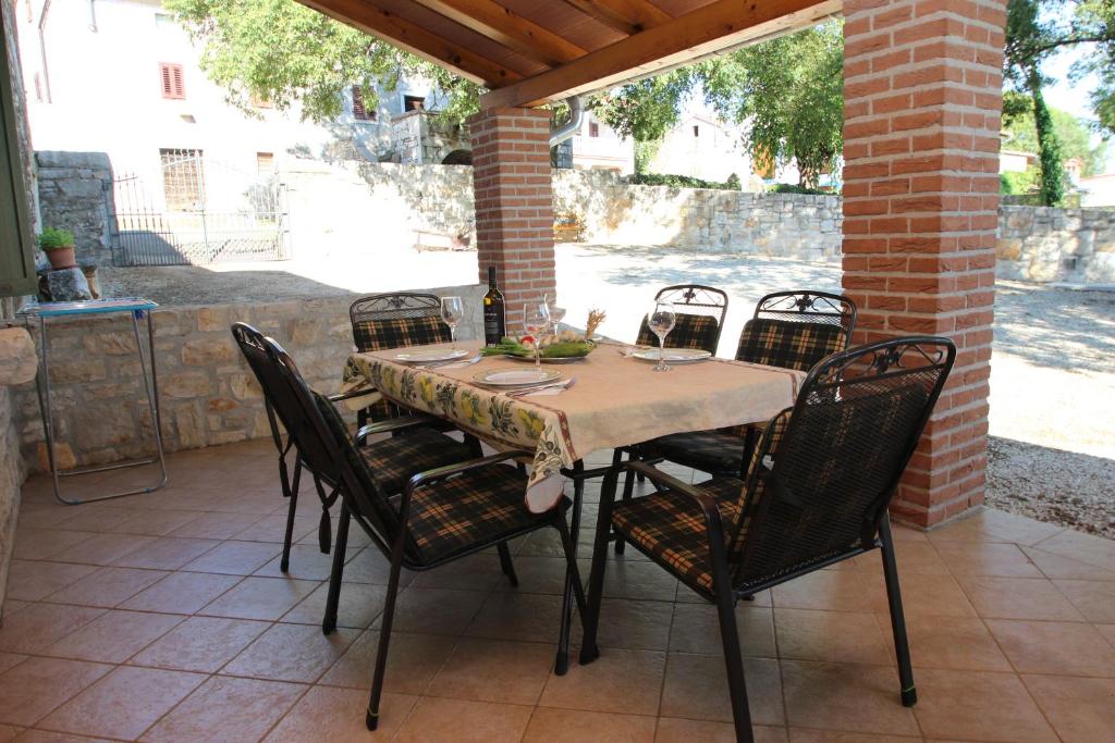 una mesa y sillas en un patio en Holiday Home Vinkovic, en Poreč