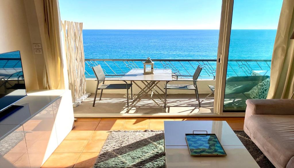 ニースにあるStudio Promenade des Anglaisのリビングルーム(テーブル付)が備わり、海の景色を望めます。