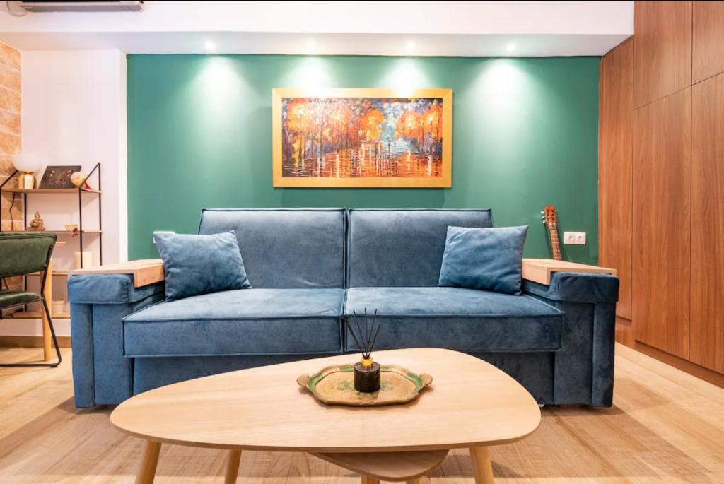Ruang duduk di Cute tiny apartment in the heart of Flisvos