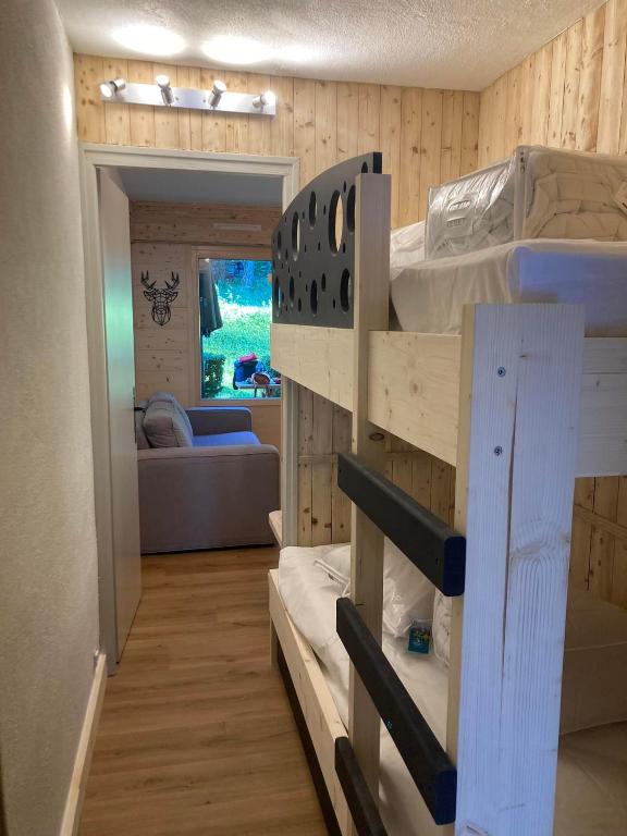 Cette chambre comprend 4 lits superposés et un canapé. dans l&#39;établissement Le cocon du Bettex 1400 - Cozy Apt near Mont Blanc, à Saint-Gervais-les-Bains