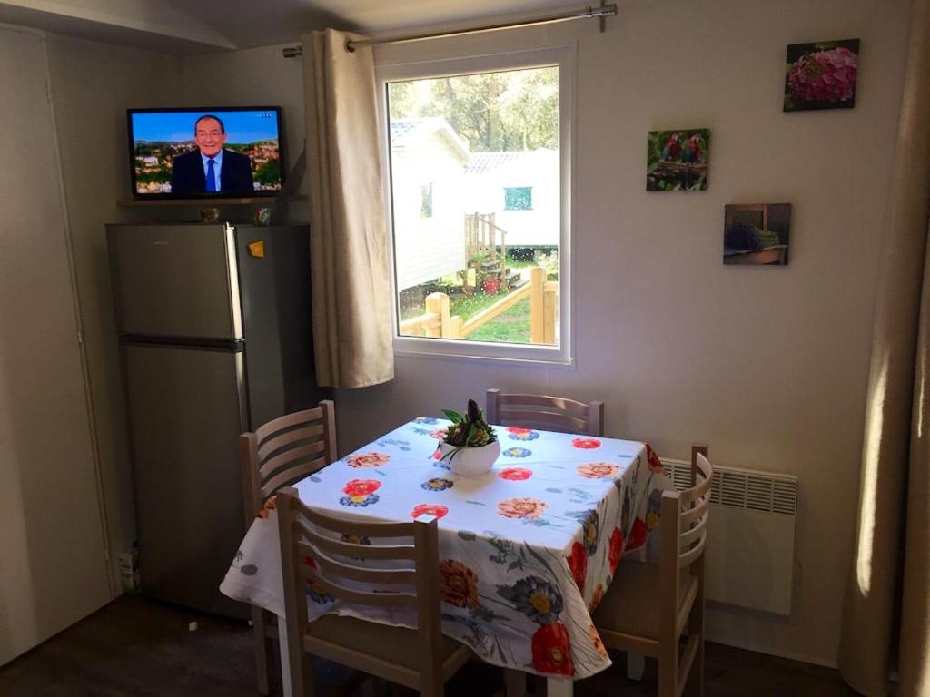 Televízia a/alebo spoločenská miestnosť v ubytovaní Bungalow convivial à Saint-Brevin-les-Pins avec piscine - 32 m²