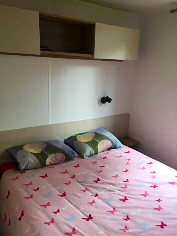 Posteľ alebo postele v izbe v ubytovaní Bungalow convivial à Saint-Brevin-les-Pins avec piscine - 32 m²