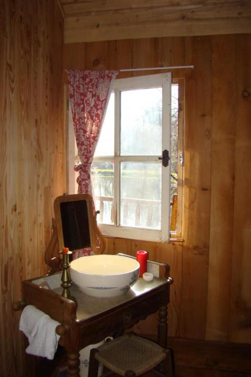 Zdjęcie z galerii obiektu La cabane au bord de l'eau w mieście La Geneytouse