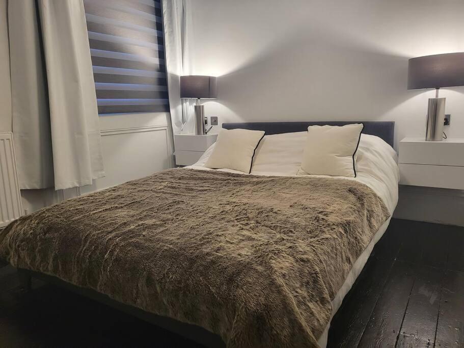 9 Modern Classic - Spacious One Bed Apartment - Great Location - Free onsite Parking - Comfy Bed في برايتون أند هوف: غرفة نوم بسرير كبير وبها وسادتين ونافذة