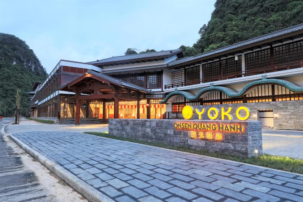a building with a sign that reads yokotaivating hamachi at Yoko Onsen Quang Hanh in Cẩm Phả
