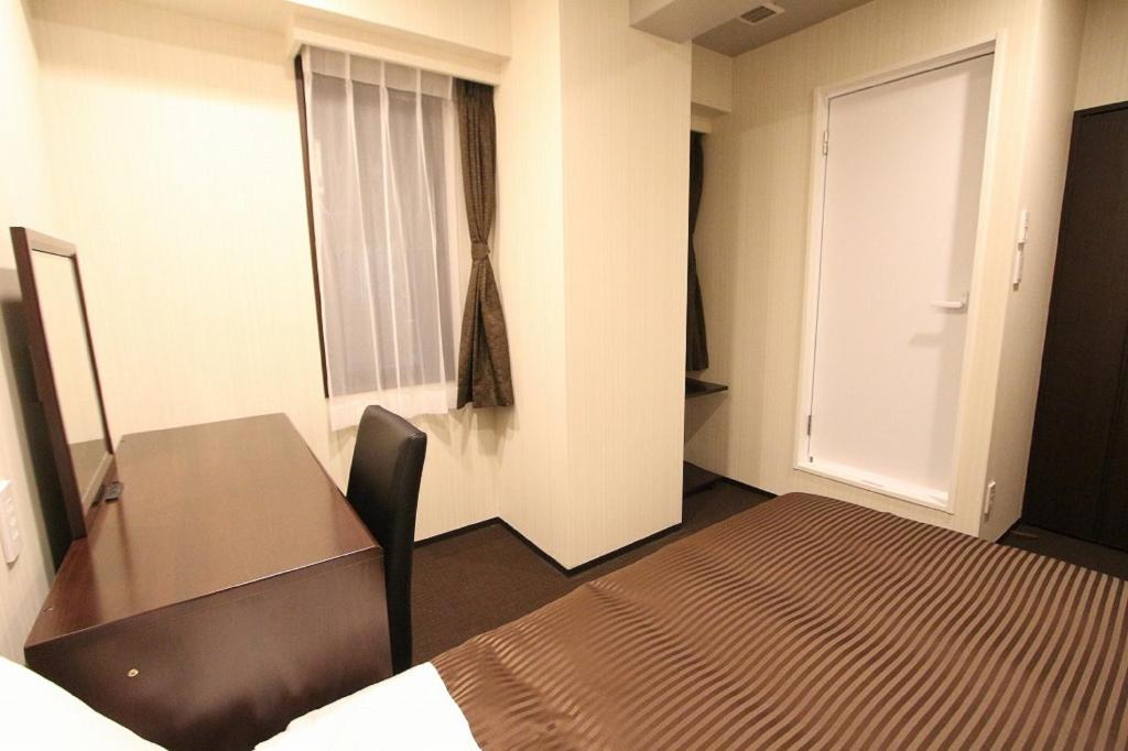Postel nebo postele na pokoji v ubytování HOTEL LiVEMAX Nihonbashi Hakozaki