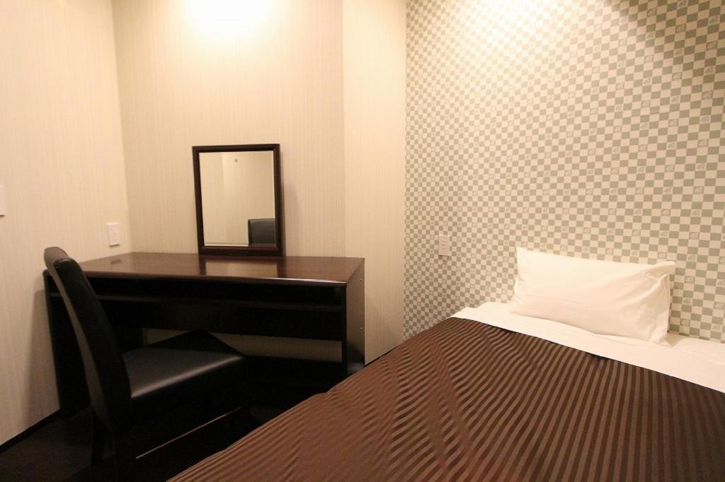 Postel nebo postele na pokoji v ubytování HOTEL LiVEMAX Nihonbashi Hakozaki