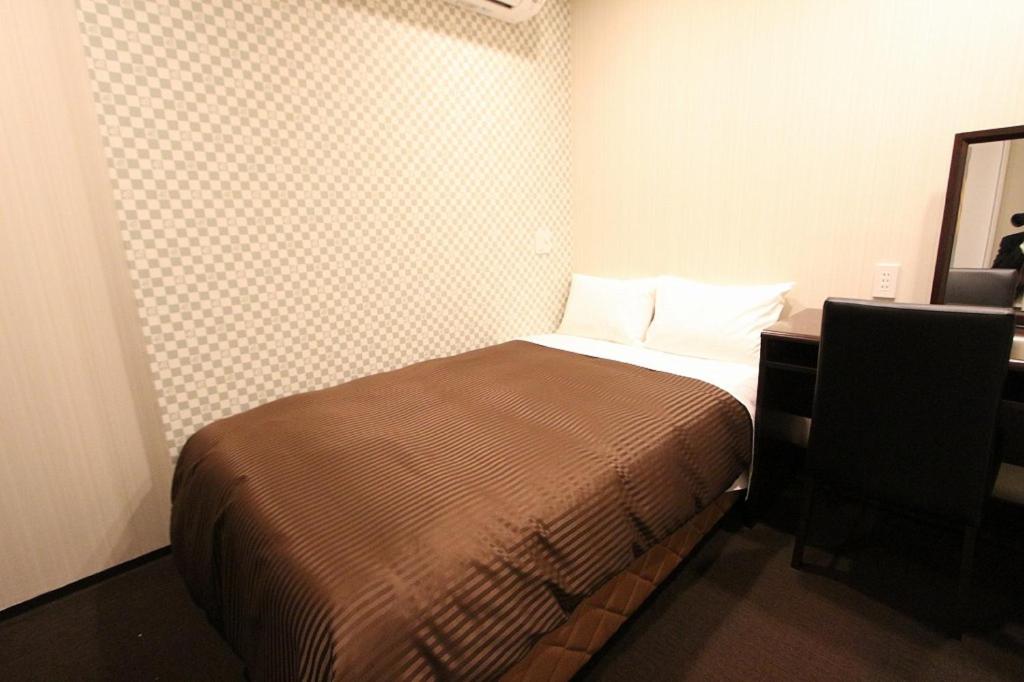 Postel nebo postele na pokoji v ubytování HOTEL LiVEMAX Nihonbashi Hakozaki