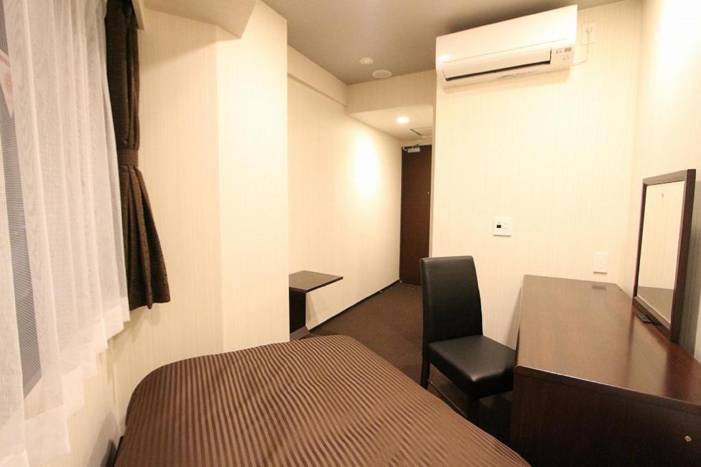 Postel nebo postele na pokoji v ubytování HOTEL LiVEMAX Nihonbashi Hakozaki