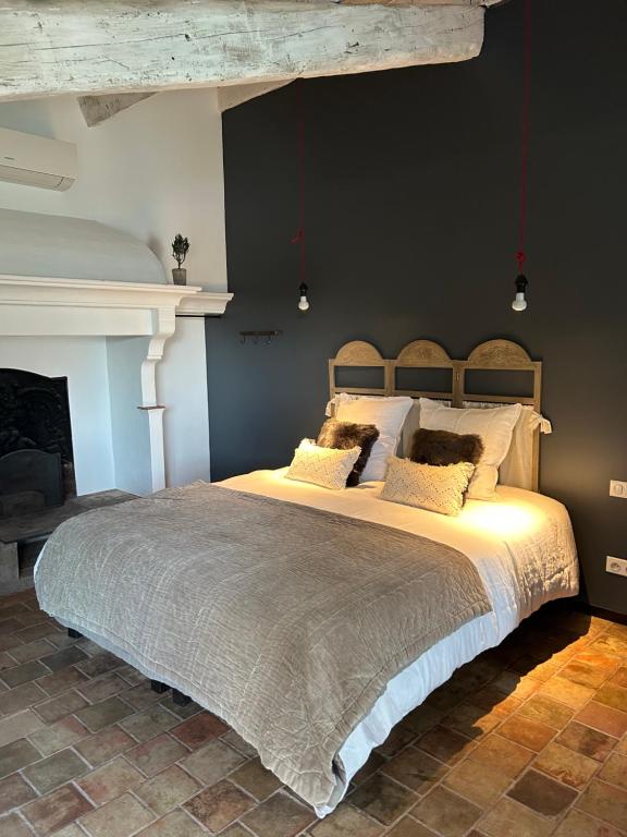 um quarto com uma cama grande num quarto em La chambre de Léopoldine em Vérargues