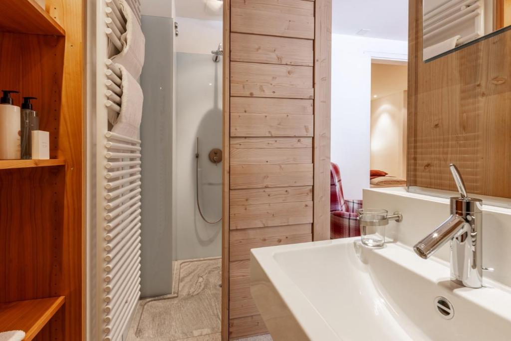 Koupelna v ubytování Blatter's Arosa Hotel & Bella Vista SPA