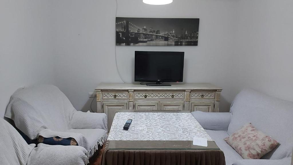 Televízia a/alebo spoločenská miestnosť v ubytovaní CASA LA ABUELA REMEDIOS