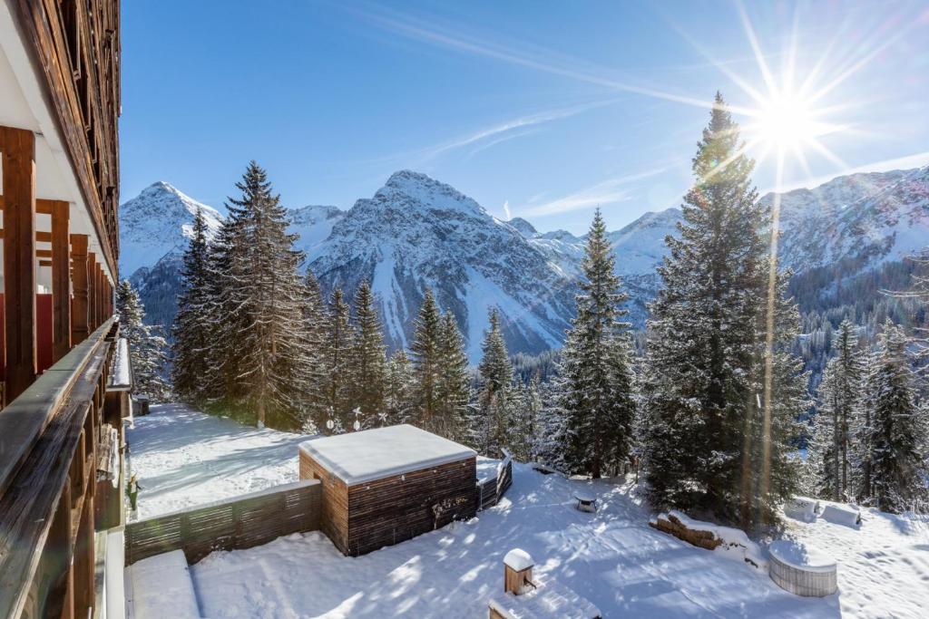 Zimmer mit Blick auf die schneebedeckten Berge in der Unterkunft Blatter's Arosa Hotel & Bella Vista SPA in Arosa