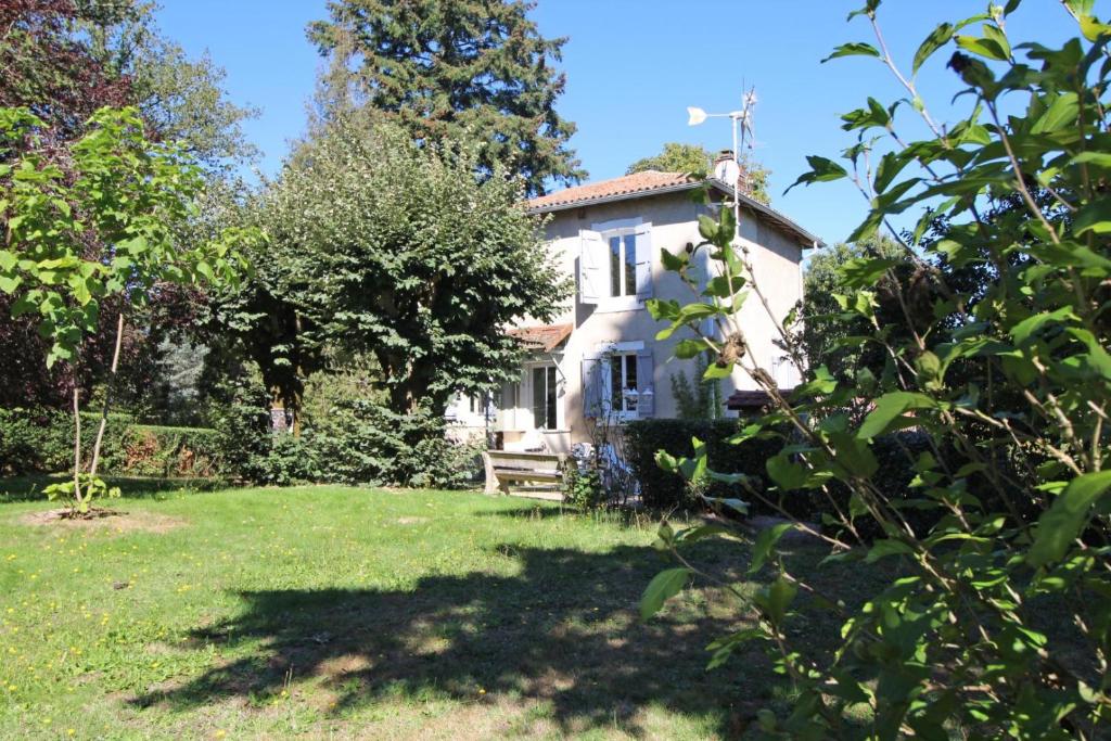 una casa in mezzo a un cortile di Haut quarteron a Saint-Junien