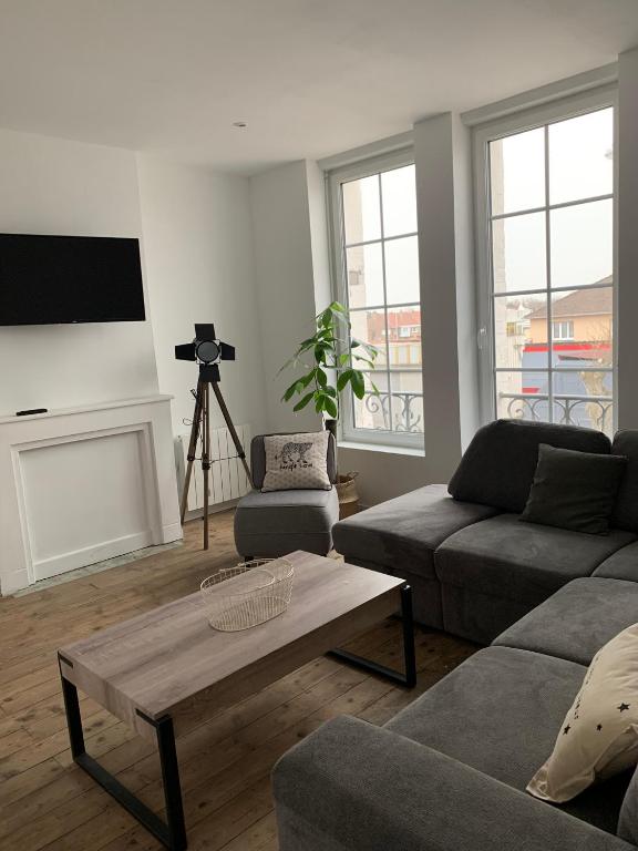 un salon avec un canapé et une table basse dans l'établissement Musica Bray-Dunes, à Bray-Dunes