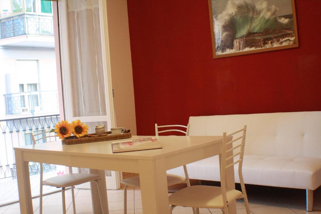 a dining room with a white table and chairs at Il Fosso in Borghetto Santo Spirito