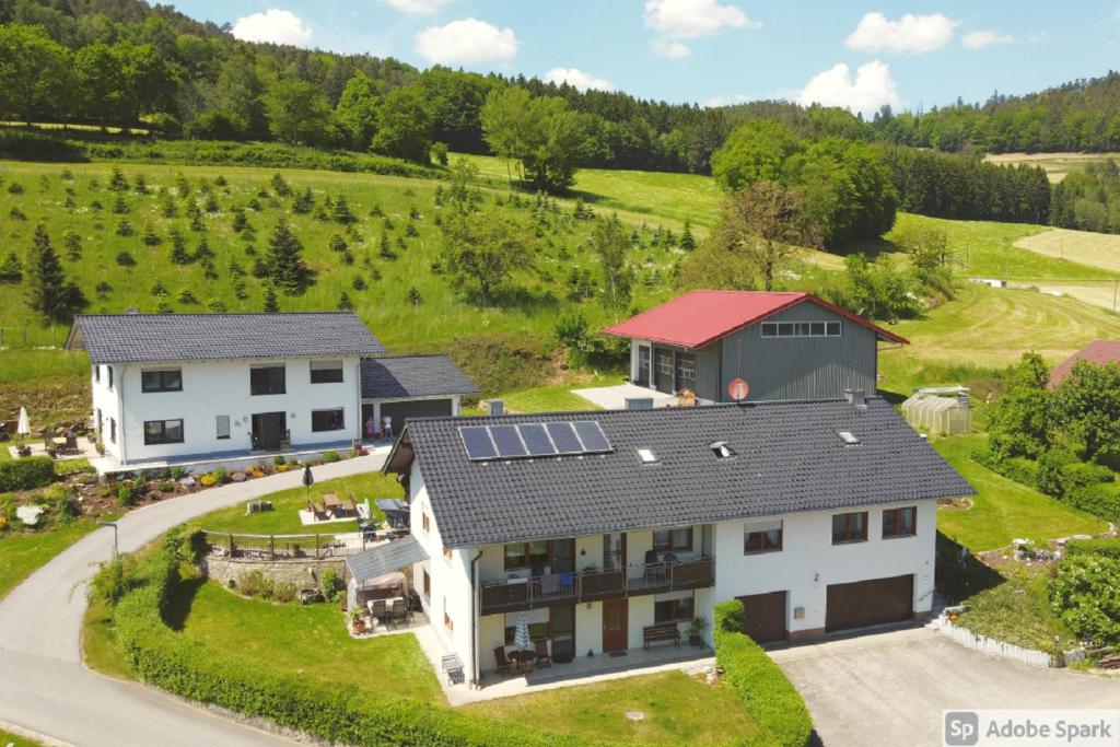 uma vista aérea de uma casa com painéis solares no telhado em Haus Schmid em Falkenfels