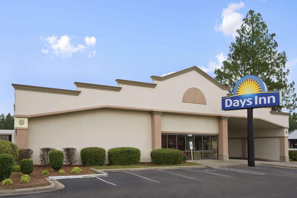 a days inn sign in front of a building at Days Inn by Wyndham Fayetteville-South/I-95 Exit 49 in Fayetteville