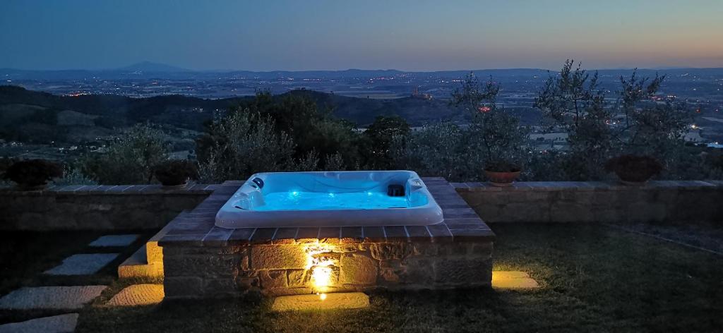 eine Badewanne auf einer Steinmauer in der Unterkunft Vallibona Pool's Depandance in Castiglion Fiorentino