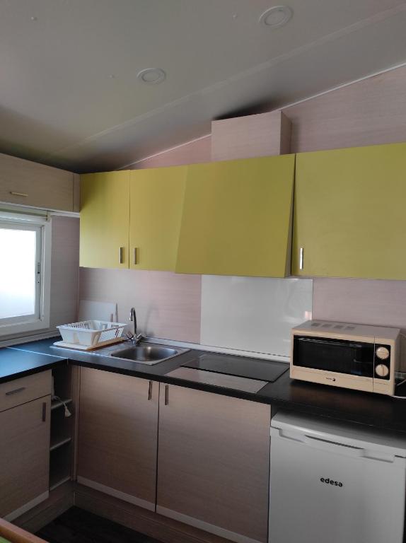 Kuchyň nebo kuchyňský kout v ubytování Bungalow Tossa Pelada i Mobil Home Rodell