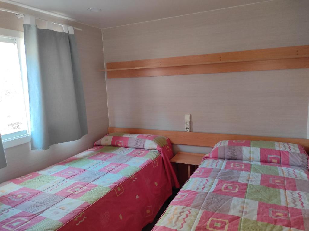 Postel nebo postele na pokoji v ubytování Bungalow Tossa Pelada i Mobil Home Rodell