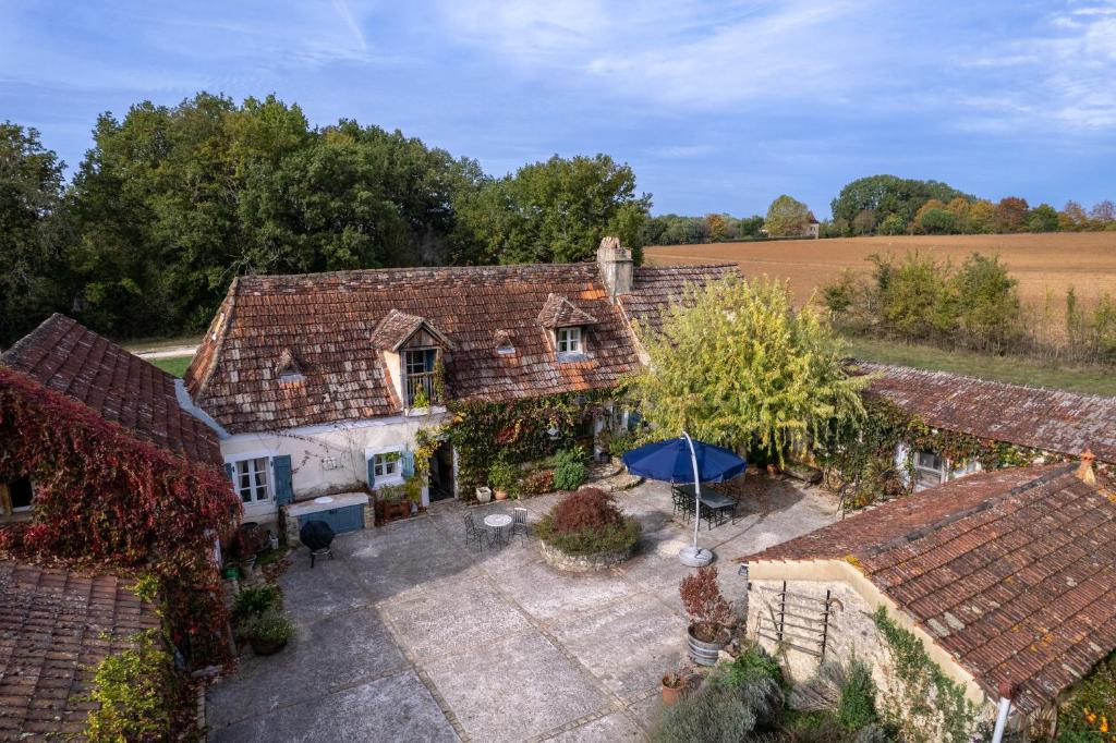 - une vue aérienne sur une maison avec une cour dans l'établissement La chaumière, à Varneil