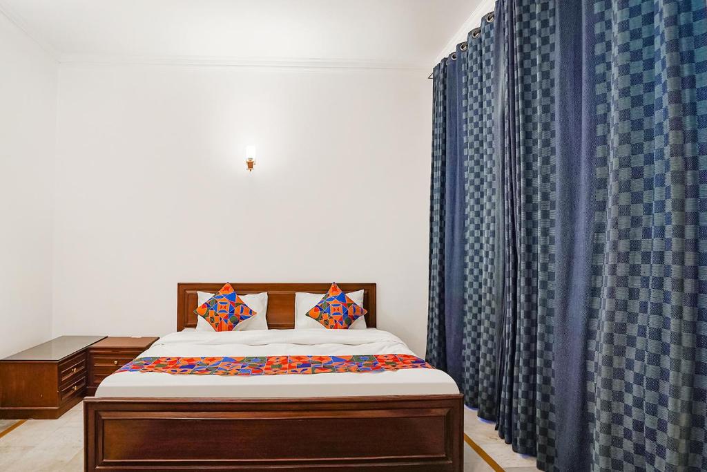Postel nebo postele na pokoji v ubytování FabExpress Goodwill Homes