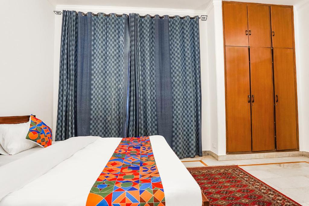 Postel nebo postele na pokoji v ubytování FabExpress Goodwill Homes