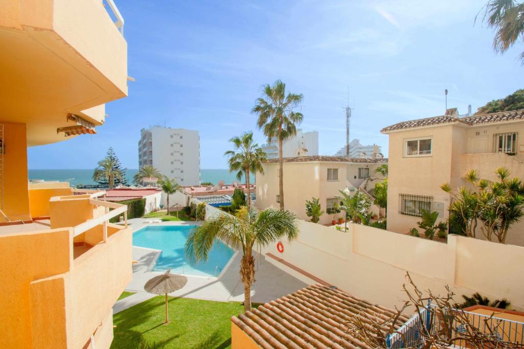 Bazén v ubytovaní Apartamento con vistas al mar y al lado de todo alebo v jeho blízkosti