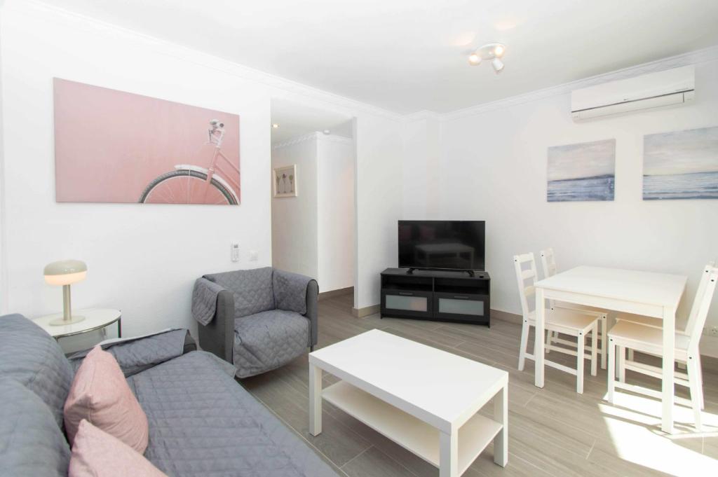 Televízia a/alebo spoločenská miestnosť v ubytovaní Apartamento con vistas al mar y al lado de todo