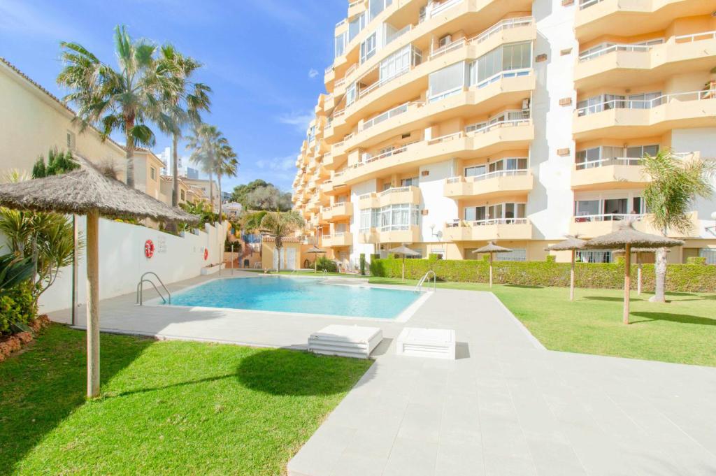 Bazén v ubytovaní Apartamento con vistas al mar y al lado de todo alebo v jeho blízkosti