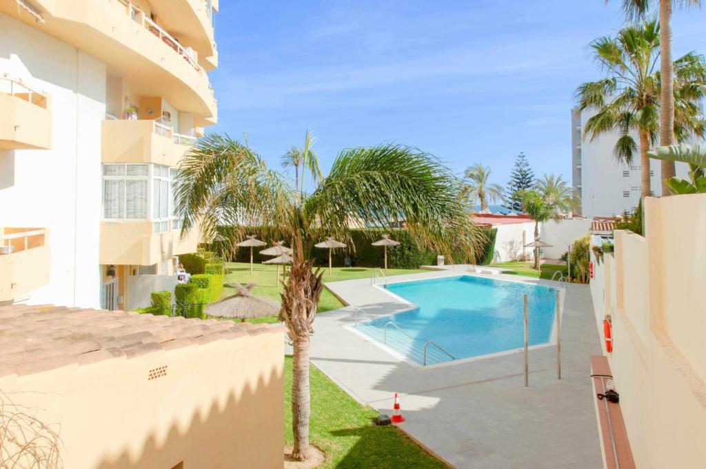 Bazén v ubytovaní Apartamento con vistas al mar y al lado de todo alebo v jeho blízkosti