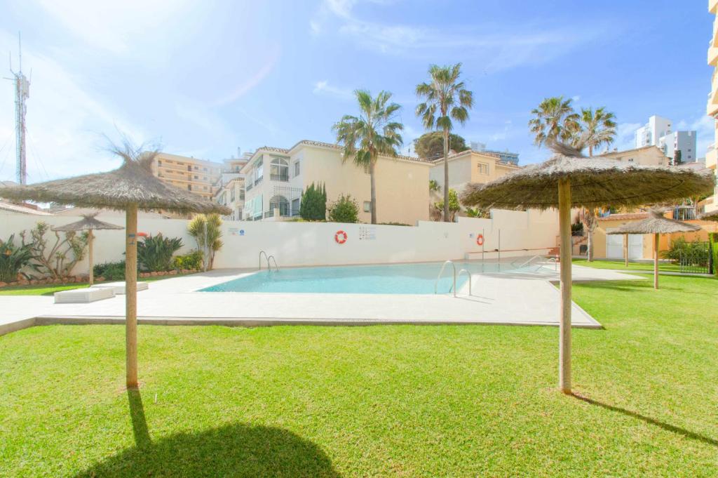 Bazén v ubytovaní Apartamento con vistas al mar y al lado de todo alebo v jeho blízkosti